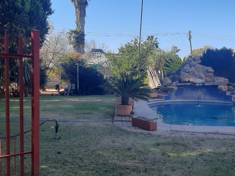 Charming 3-Bedroom Family Home with Flatlet & Pool – Priced to Sell! - Photo 9