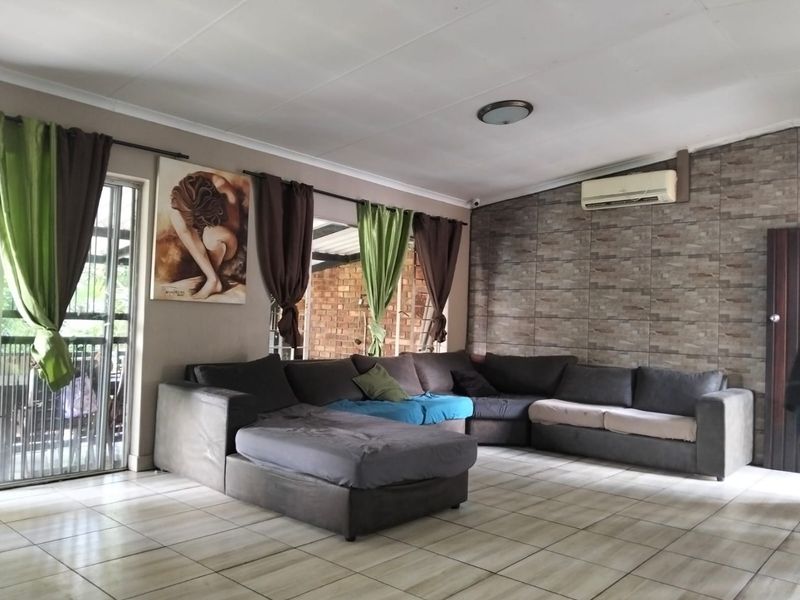 3 Bedroom house for Sale in Wierda Park - Photo 3