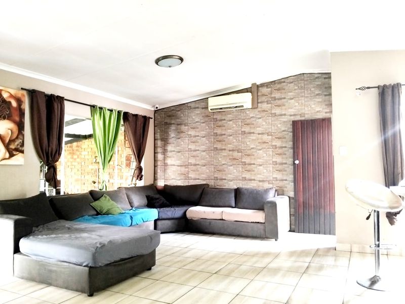 3 Bedroom house for Sale in Wierda Park - Photo 4