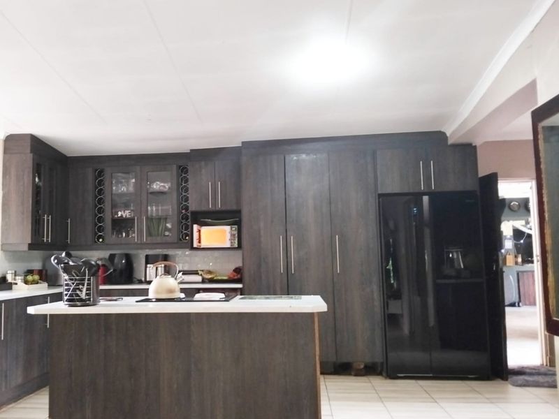 3 Bedroom house for Sale in Wierda Park - Photo 8