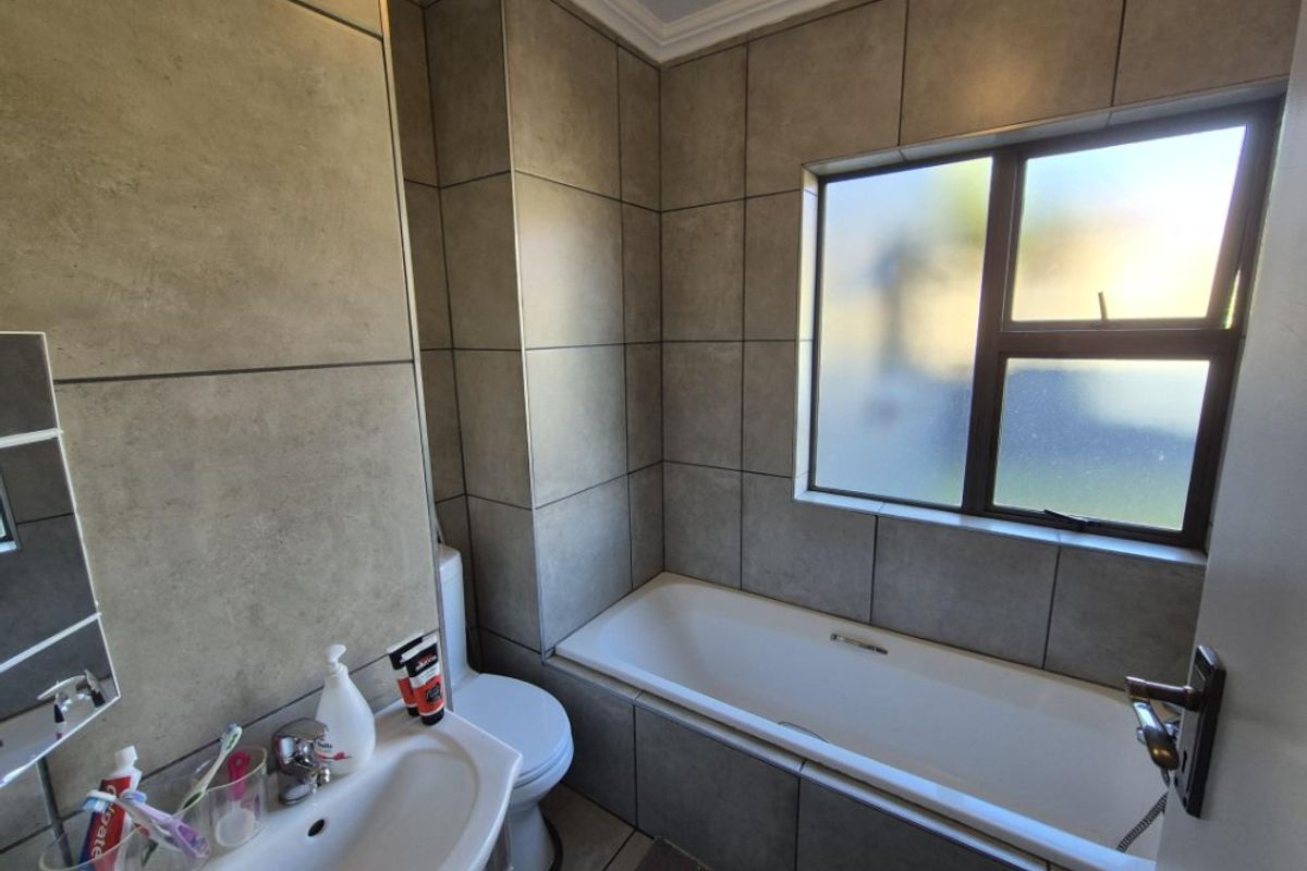 Modern 3-Bedroom Townhouse – Stylish, Secure & Perfectly Located! - Photo 4