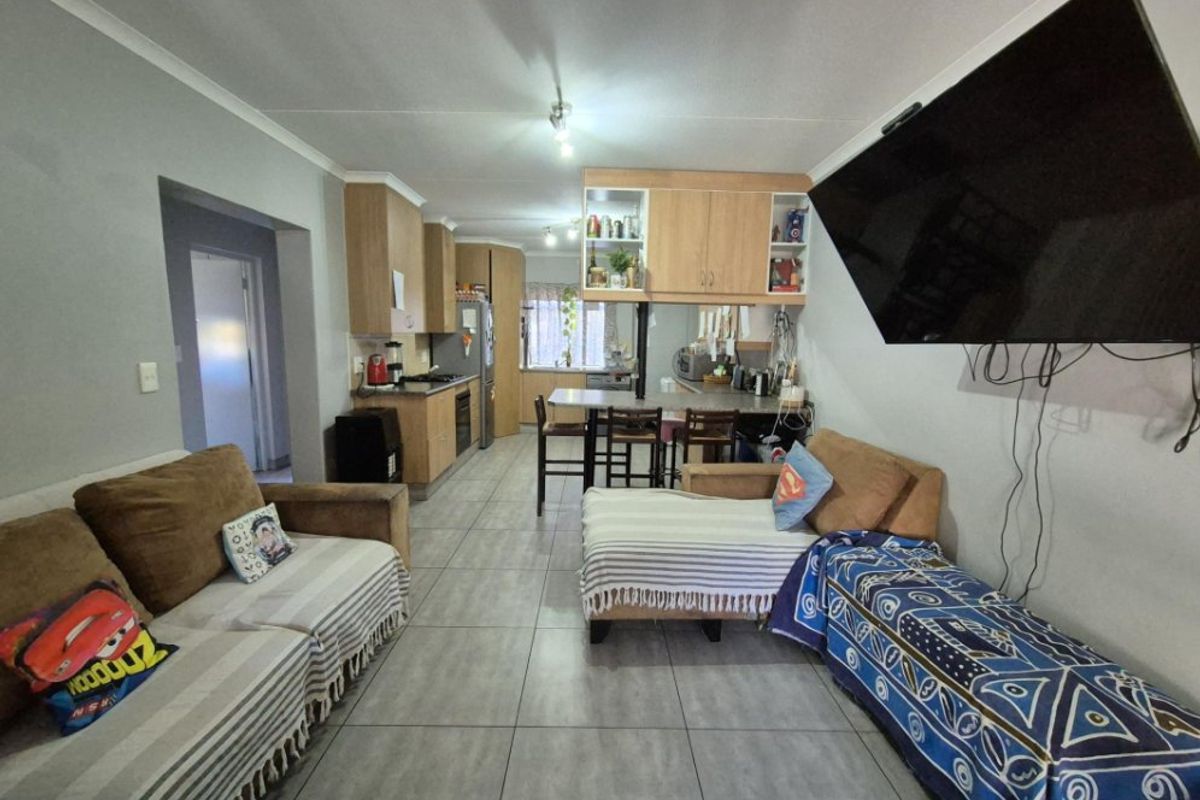 Modern 3-Bedroom Townhouse – Stylish, Secure & Perfectly Located! - Photo 2