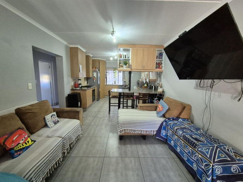 Modern 3-Bedroom Townhouse – Stylish, Secure & Perfectly Located! - Photo 2