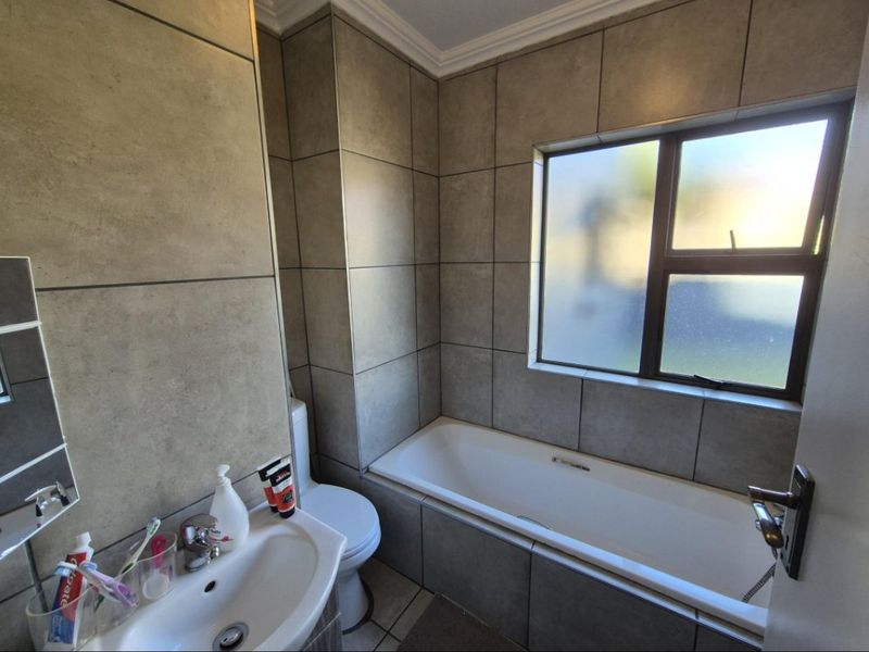 Modern 3-Bedroom Townhouse – Stylish, Secure & Perfectly Located! - Photo 5