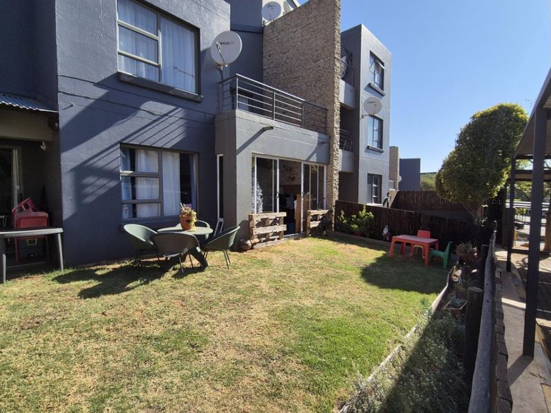 Modern 3-Bedroom Townhouse – Stylish, Secure & Perfectly Located! - Photo 2