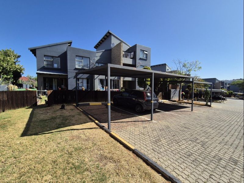Modern 3-Bedroom Townhouse – Stylish, Secure & Perfectly Located! - Photo 1