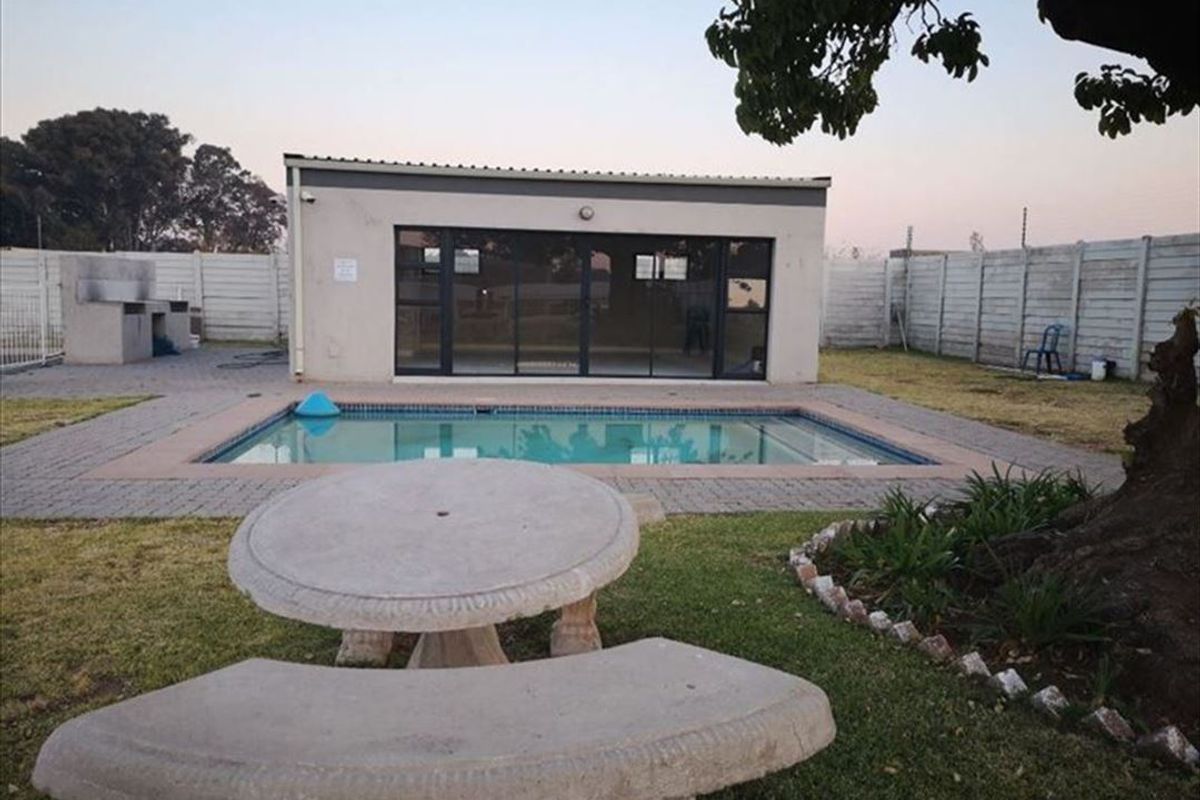 Comfortable Home with Great Features - Photo 3