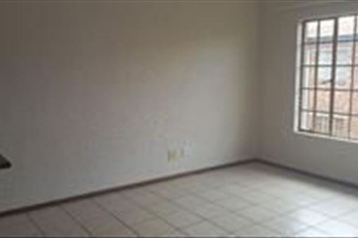 Neat and Comfortable Living Space - Photo 2