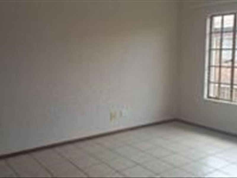 Neat and Comfortable Living Space - Photo 2