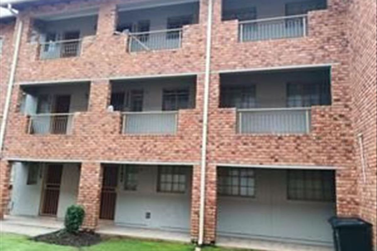 Neat and Comfortable Living Space - Photo 3