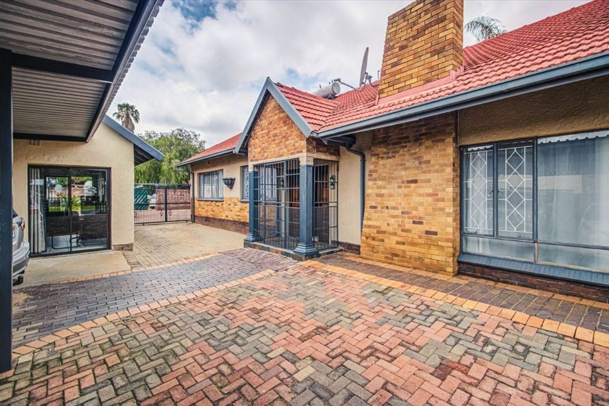 Spacious Family Home with Exceptional Features - Photo 3