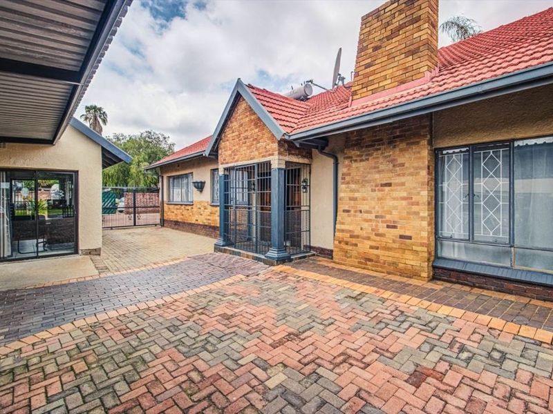 Spacious Family Home with Exceptional Features - Photo 3