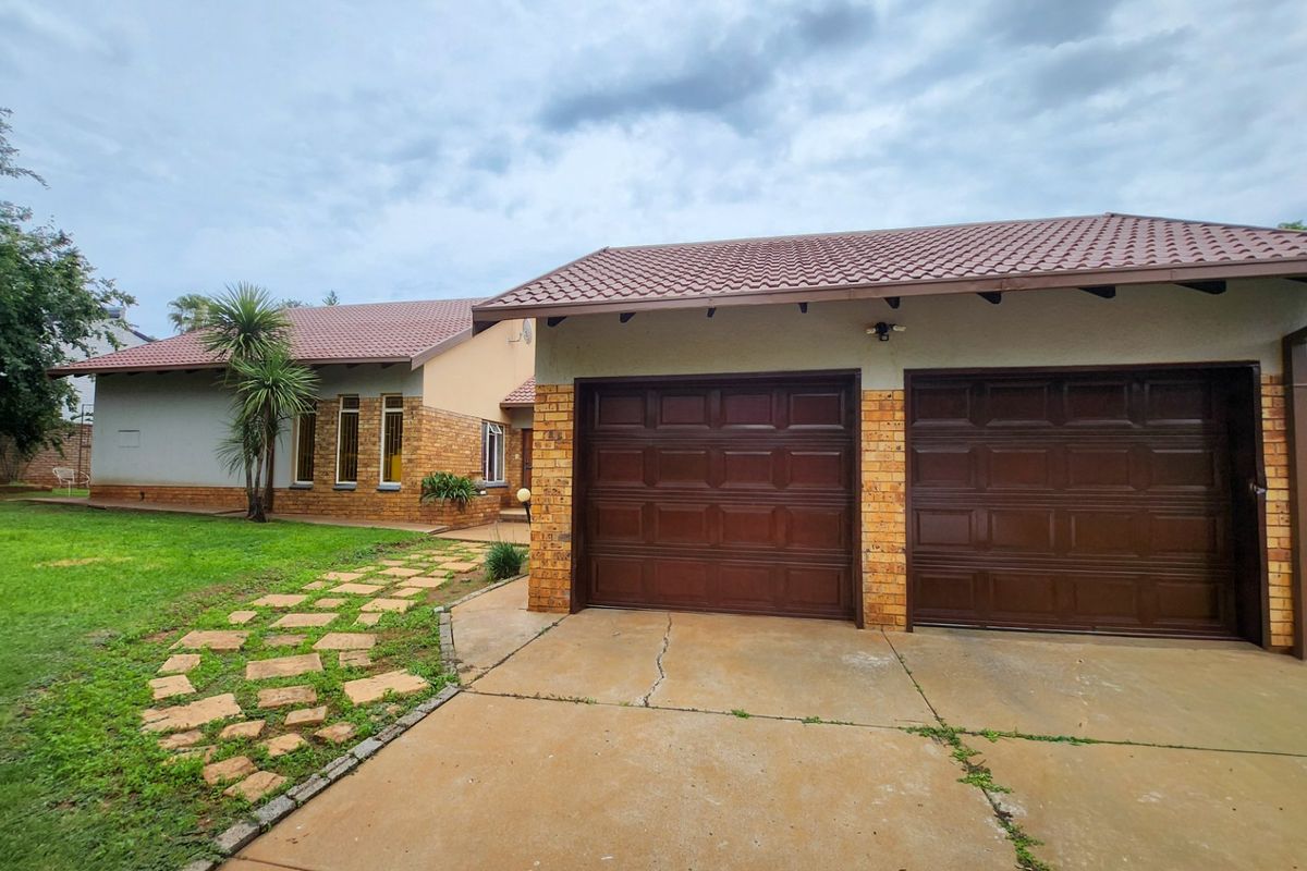 A neat three-bedroom, two-bathroom home with a double garage and a large yard for easy, comfortable living. - Photo 2
