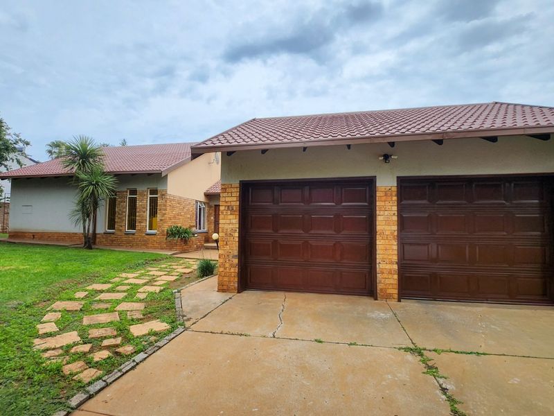 A neat three-bedroom, two-bathroom home with a double garage and a large yard for easy, comfortable living. - Photo 2