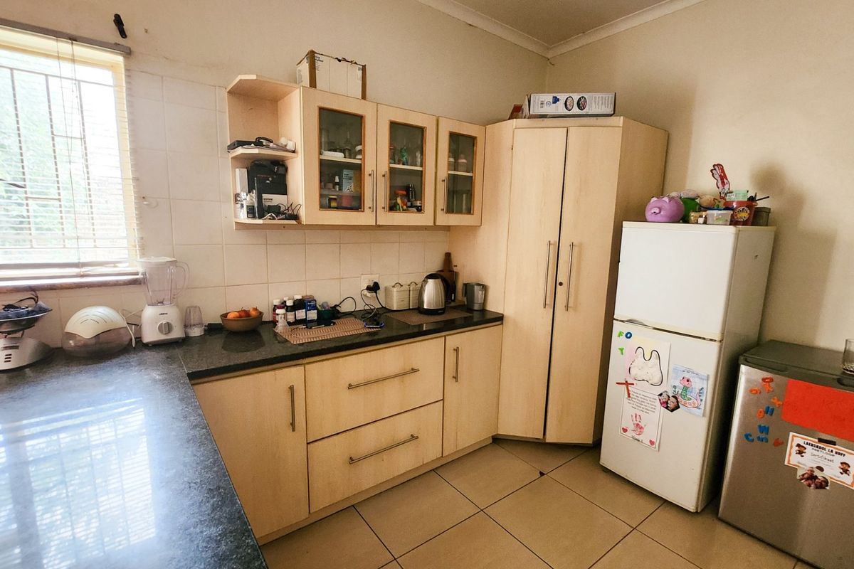 A neat three-bedroom, two-bathroom home with a double garage and a large yard for easy, comfortable living. - Photo 4