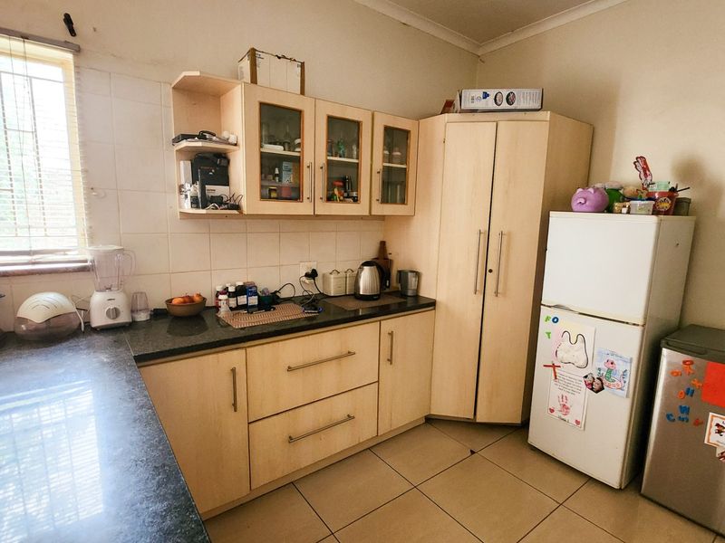 A neat three-bedroom, two-bathroom home with a double garage and a large yard for easy, comfortable living. - Photo 4