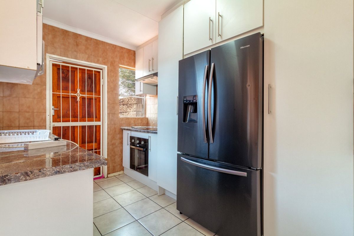 Charming 3-Bedroom Family Home in a Secure Krugersdorp Complex - Photo 2