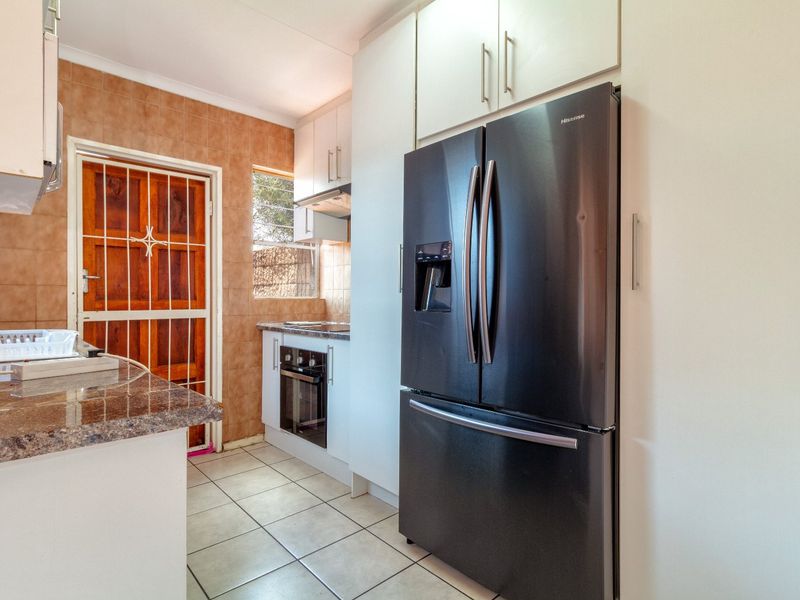 Charming 3-Bedroom Family Home in a Secure Krugersdorp Complex - Photo 2