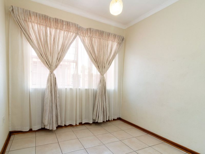 Charming 3-Bedroom Family Home in a Secure Krugersdorp Complex - Photo 10