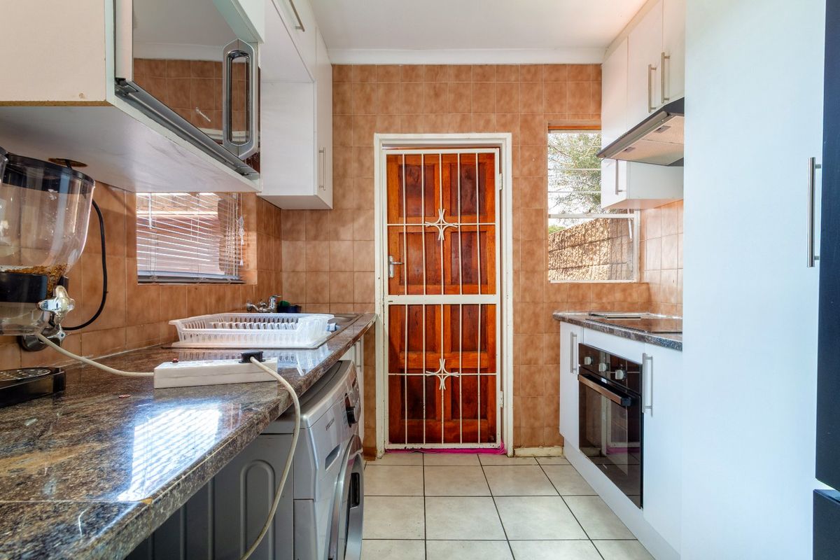 Charming 3-Bedroom Family Home in a Secure Krugersdorp Complex - Photo 3