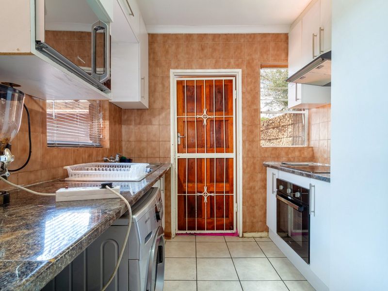 Charming 3-Bedroom Family Home in a Secure Krugersdorp Complex - Photo 3