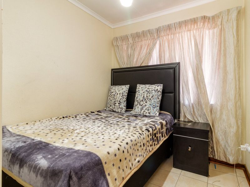 Charming 3-Bedroom Family Home in a Secure Krugersdorp Complex - Photo 7