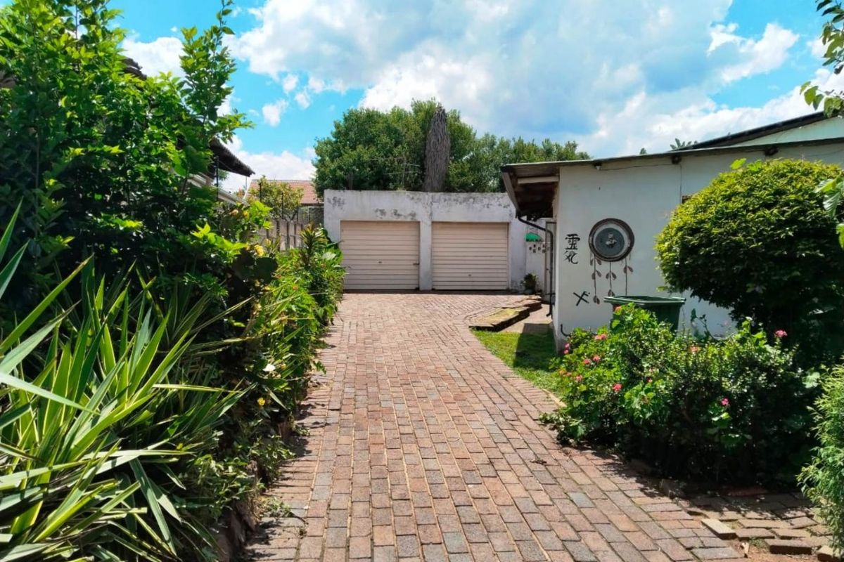 Calling all investors, flippers, or home buyers looking for a renovation project for 2026 - Photo 2