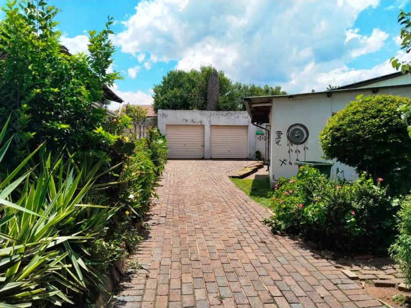 Calling all investors, flippers, or home buyers looking for a renovation project for 2026 - Photo 2