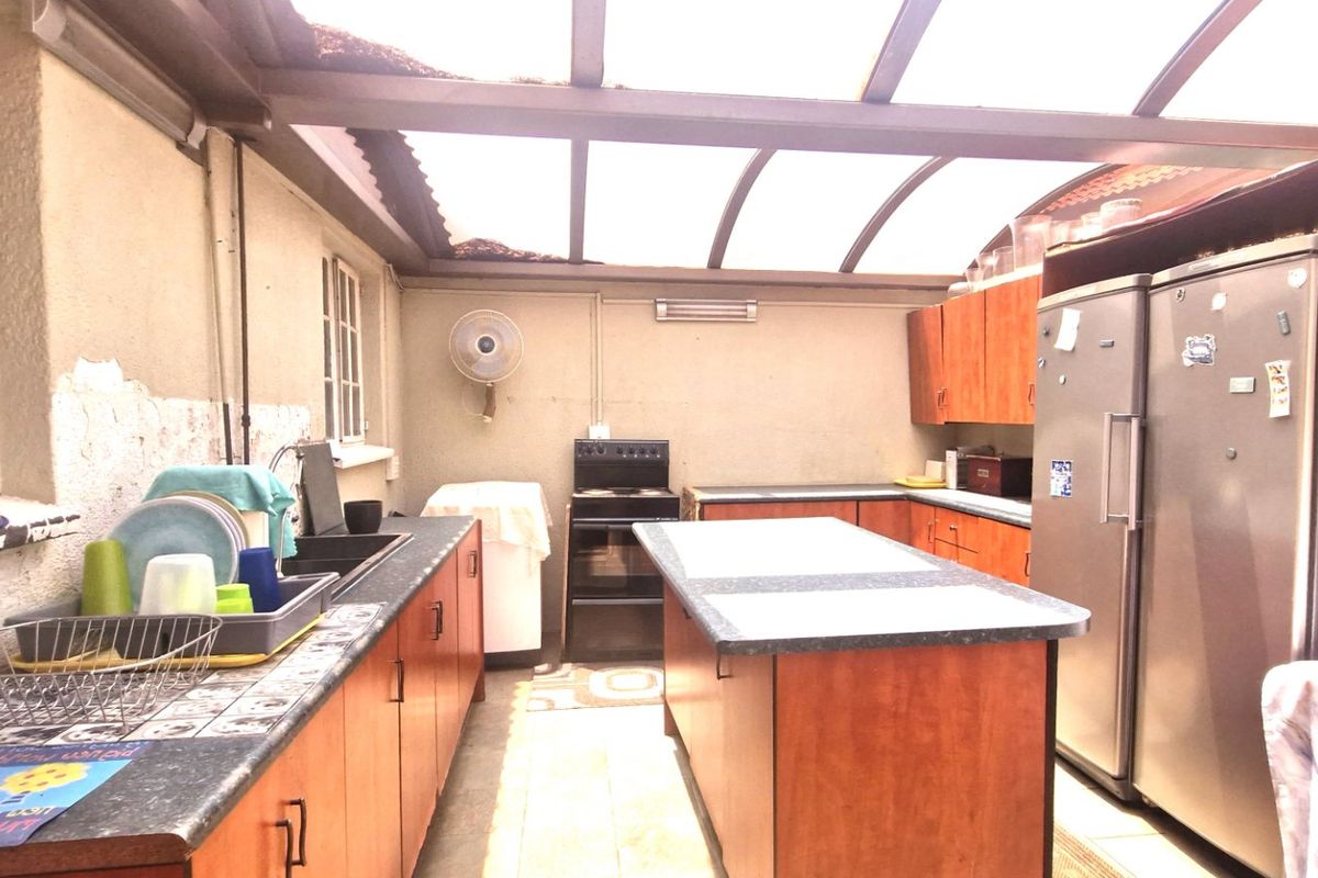 Spacious  North - Facing  3 Bedroom  2 Bathrooms  Loft , Private Garden  2 Lock Up Garages  Freestanding Home - Photo 4