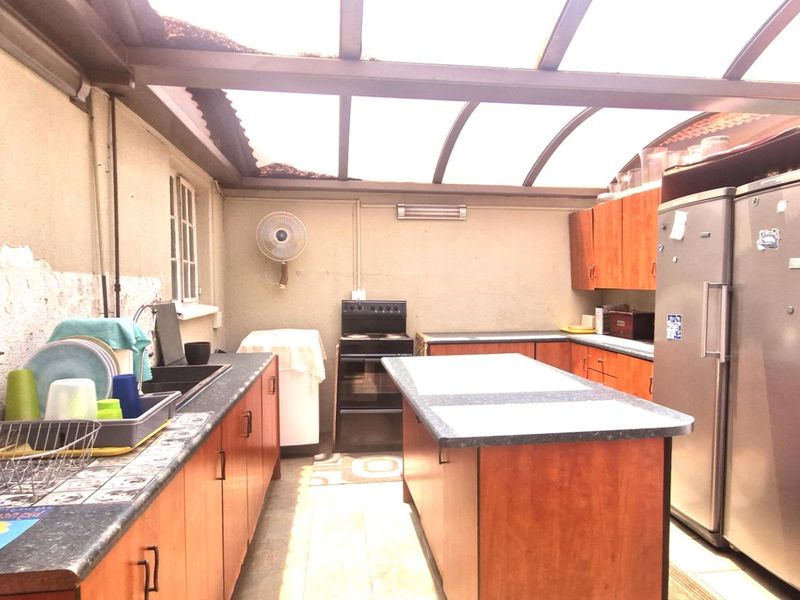 Spacious  North - Facing  3 Bedroom  2 Bathrooms  Loft , Private Garden  2 Lock Up Garages  Freestanding Home - Photo 4