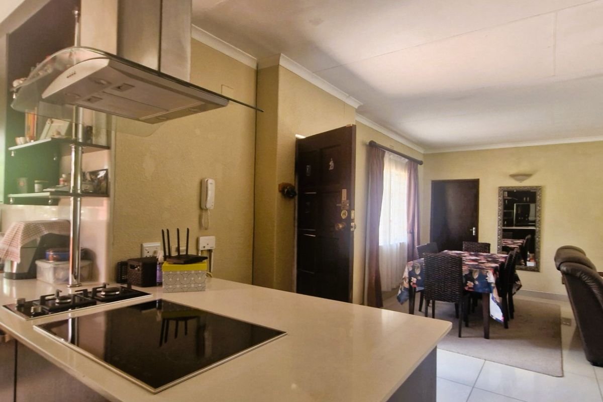 Spacious  North - Facing  3 Bedroom  2 Bathrooms  Loft , Private Garden  2 Lock Up Garages  Freestanding Home - Photo 2