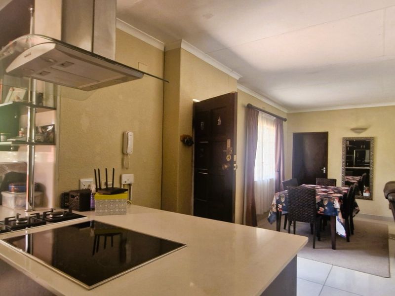 Spacious  North - Facing  3 Bedroom  2 Bathrooms  Loft , Private Garden  2 Lock Up Garages  Freestanding Home - Photo 2