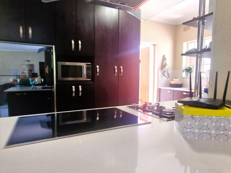 Spacious  North - Facing  3 Bedroom  2 Bathrooms  Loft , Private Garden  2 Lock Up Garages  Freestanding Home - Photo 7