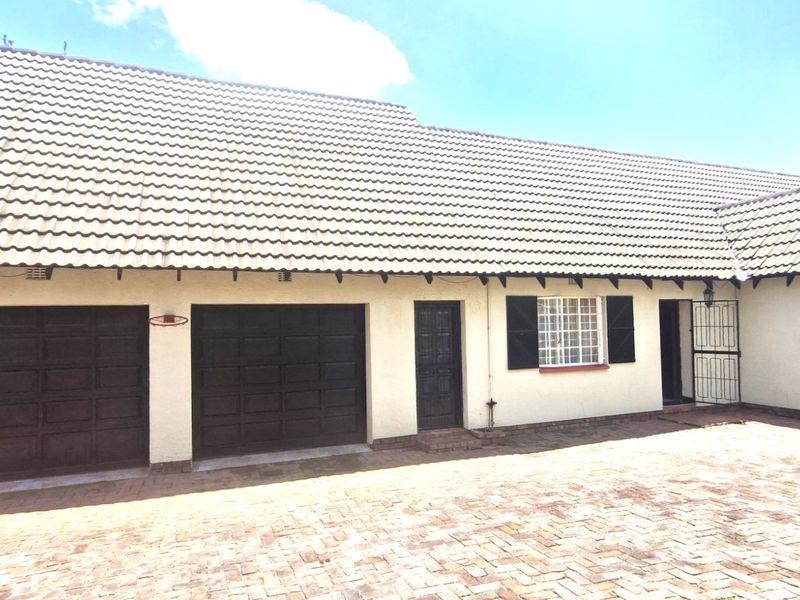 Spacious  North - Facing  3 Bedroom  2 Bathrooms  Loft , Private Garden  2 Lock Up Garages  Freestanding Home - Photo 1