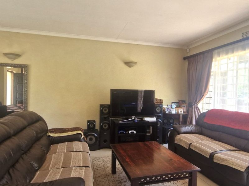 Spacious  North - Facing  3 Bedroom  2 Bathrooms  Loft , Private Garden  2 Lock Up Garages  Freestanding Home - Photo 9