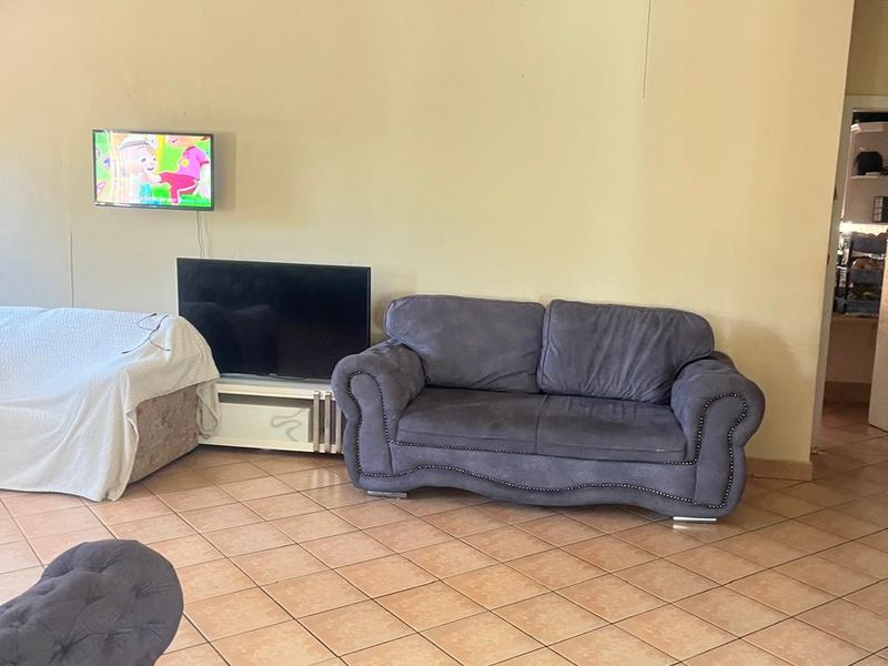 Three Bed Family Home on shared property, with pool To Let- Creak Street, Pinetown - Photo 6