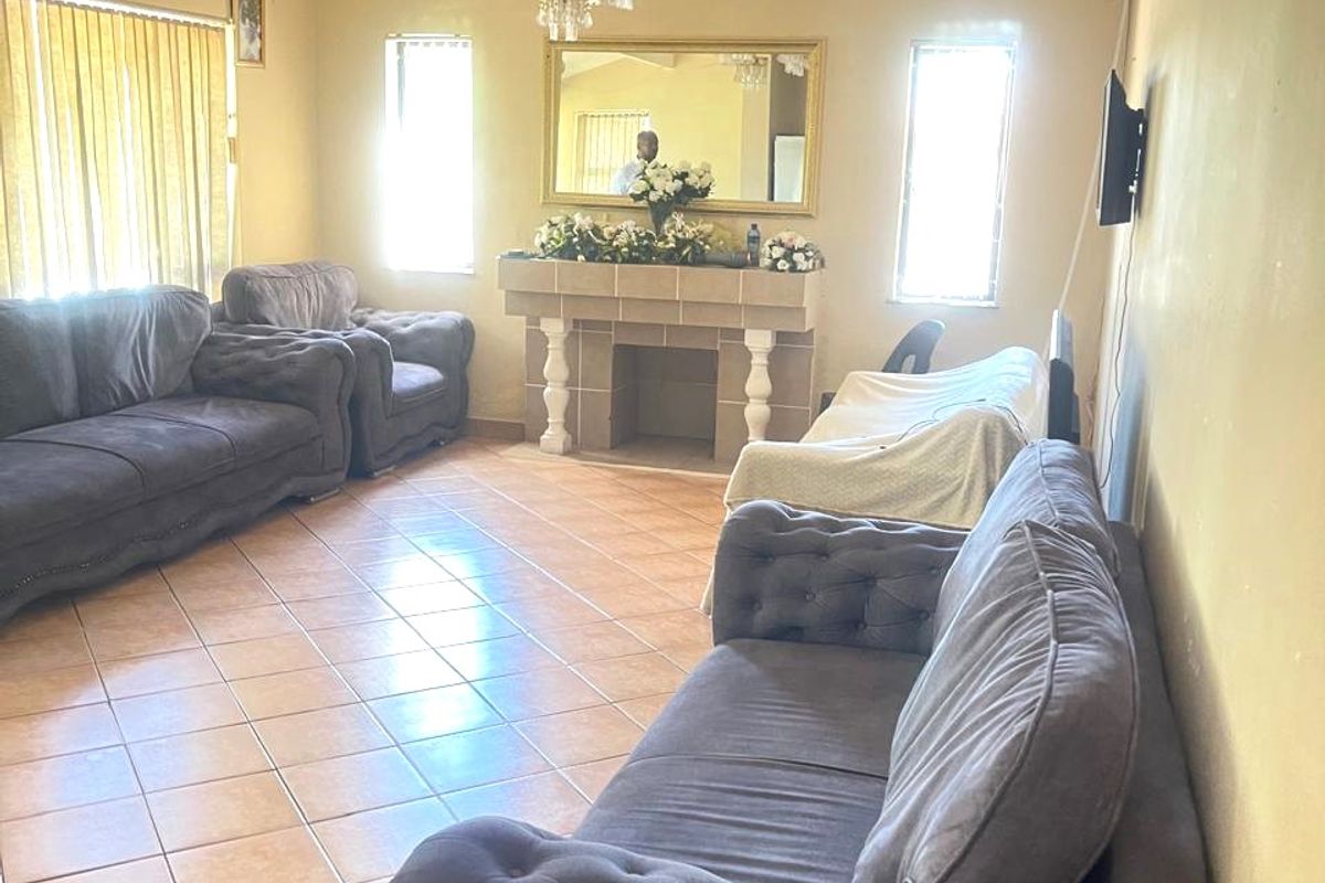 Three Bed Family Home on shared property, with pool To Let- Creak Street, Pinetown - Photo 3