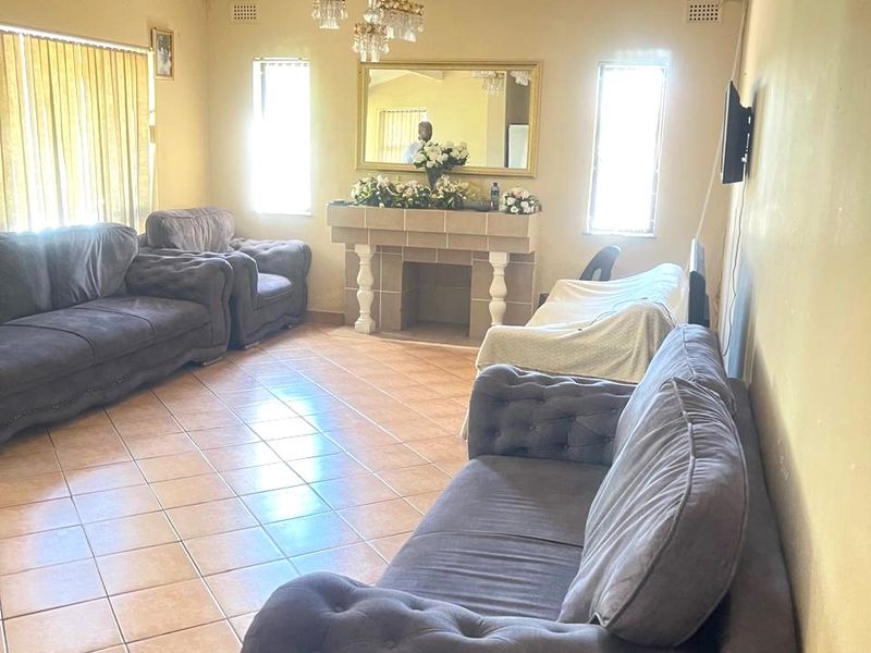 Three Bed Family Home on shared property, with pool To Let- Creak Street, Pinetown - Photo 3