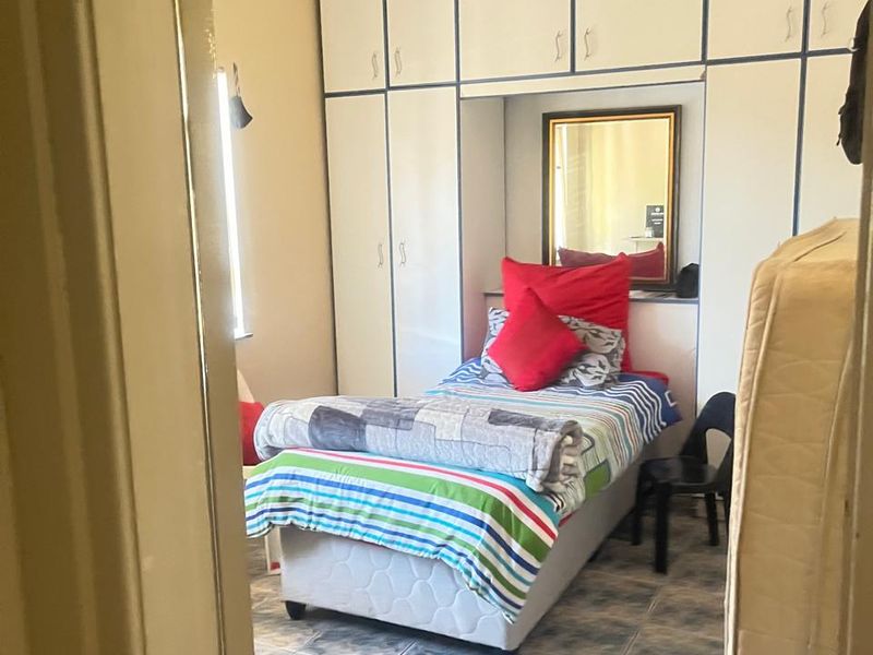 Three Bed Family Home on shared property, with pool To Let- Creak Street, Pinetown - Photo 8