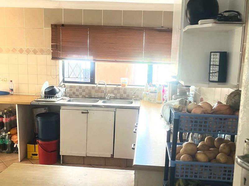 Three Bed Family Home on shared property, with pool To Let- Creak Street, Pinetown - Photo 7