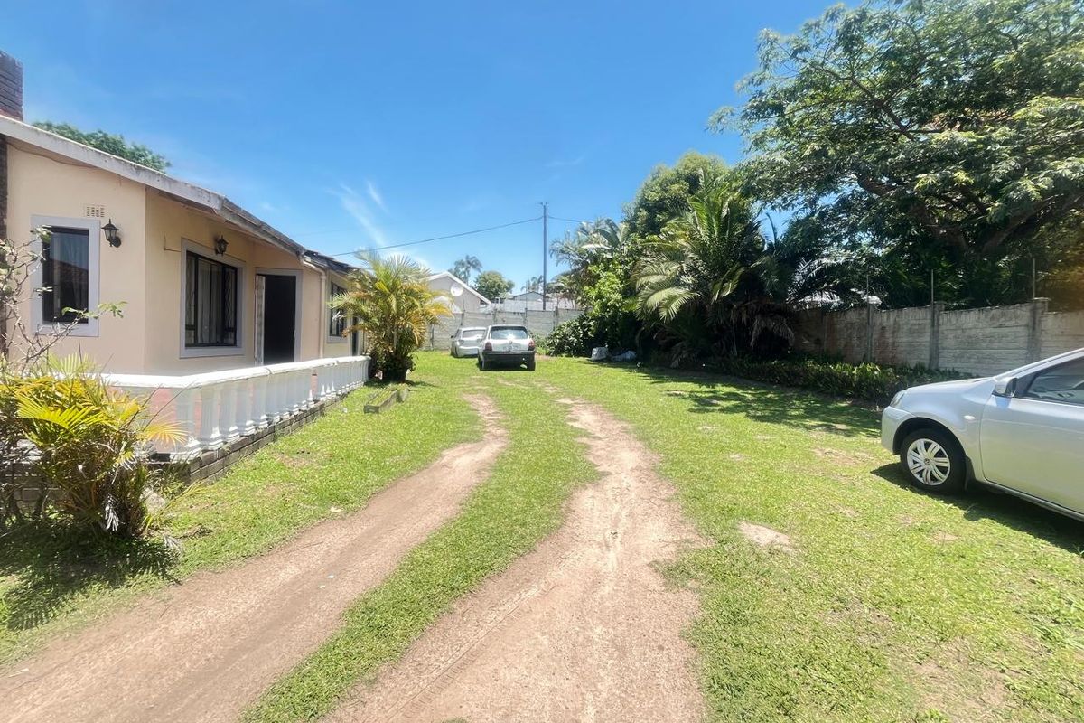 Three Bed Family Home on shared property, with pool To Let- Creak Street, Pinetown - Photo 4