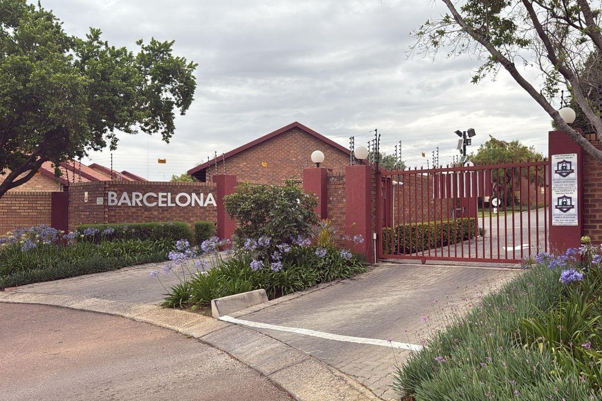 Ground Floor Gem with Private Garden in Secure Complex - Photo 2