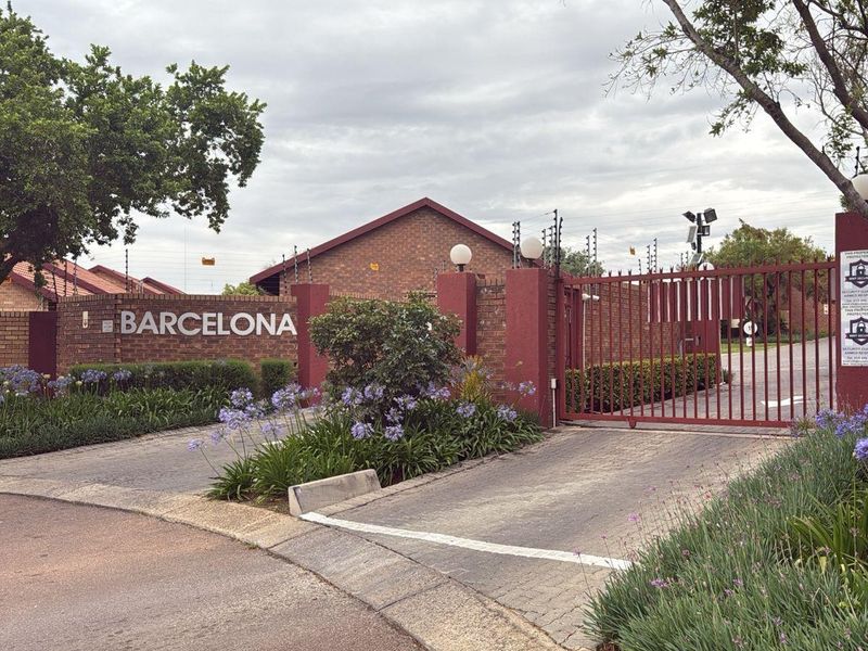 Ground Floor Gem with Private Garden in Secure Complex - Photo 2