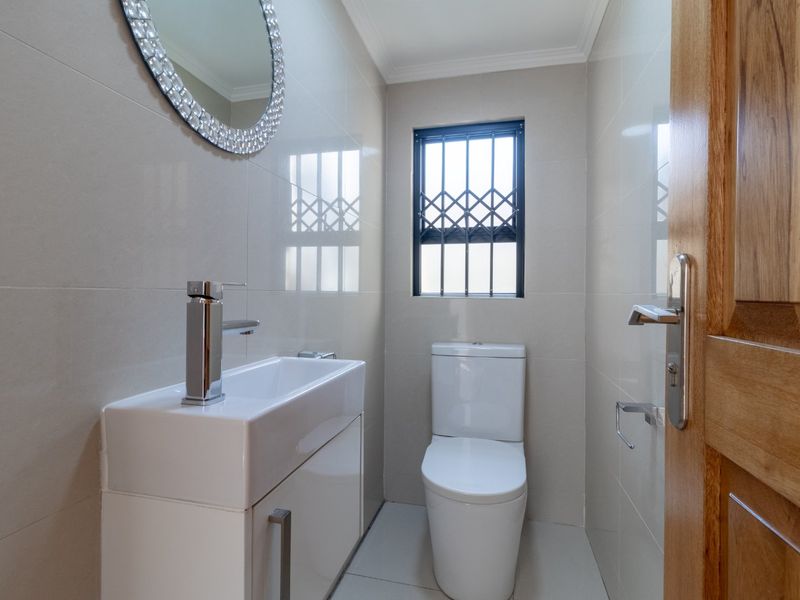 Modern 3 Bedroom Luxury Cluster Home for Sale In Bedfordview - Photo 9