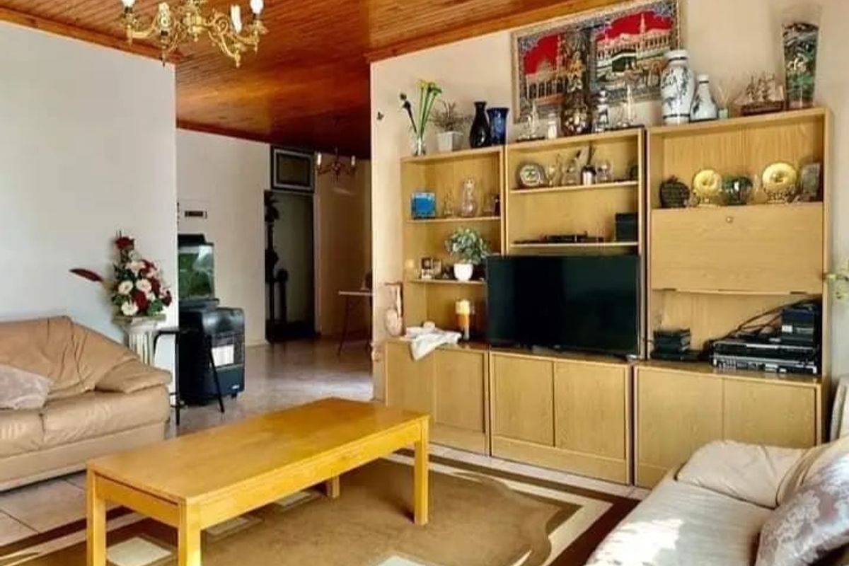 Sole Mandate – Spacious 4-Bedroom Home With Bonus Bachelor Flat!!. - Photo 2