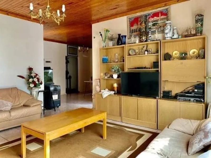 Sole Mandate – Spacious 4-Bedroom Home With Bonus Bachelor Flat!!. - Photo 2