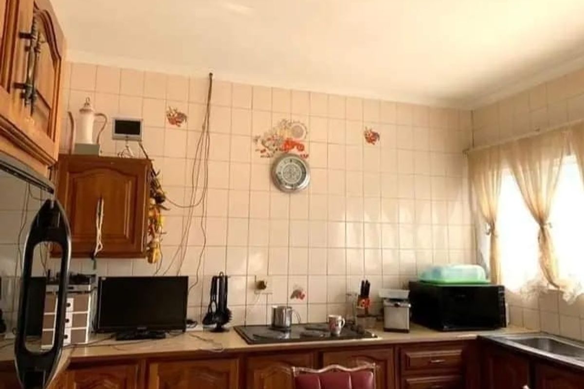 Sole Mandate – Spacious 4-Bedroom Home With Bonus Bachelor Flat!!. - Photo 5