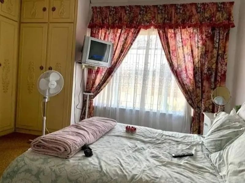 Sole Mandate – Spacious 4-Bedroom Home With Bonus Bachelor Flat!!. - Photo 6