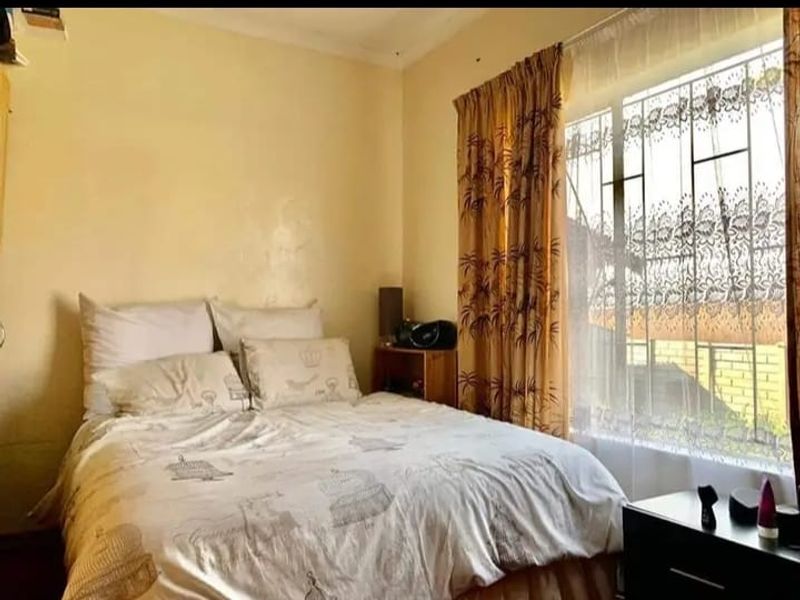 Sole Mandate – Spacious 4-Bedroom Home With Bonus Bachelor Flat!!. - Photo 7