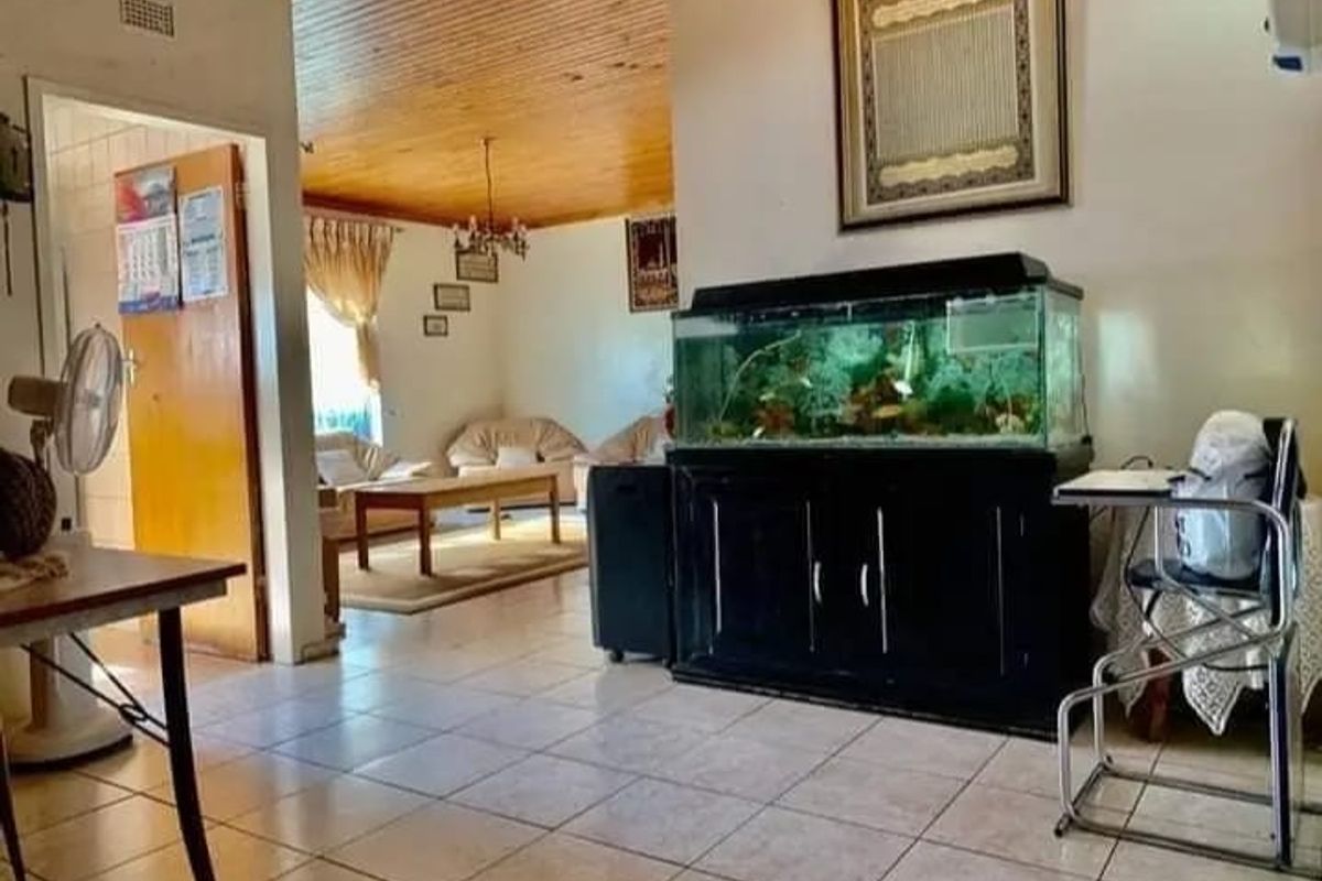 Sole Mandate – Spacious 4-Bedroom Home With Bonus Bachelor Flat!!. - Photo 3